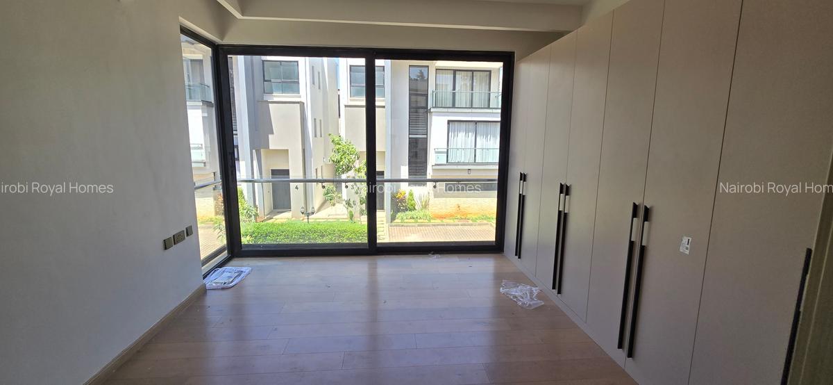 5 Bed Townhouse with En Suite at Lavington Green - 18