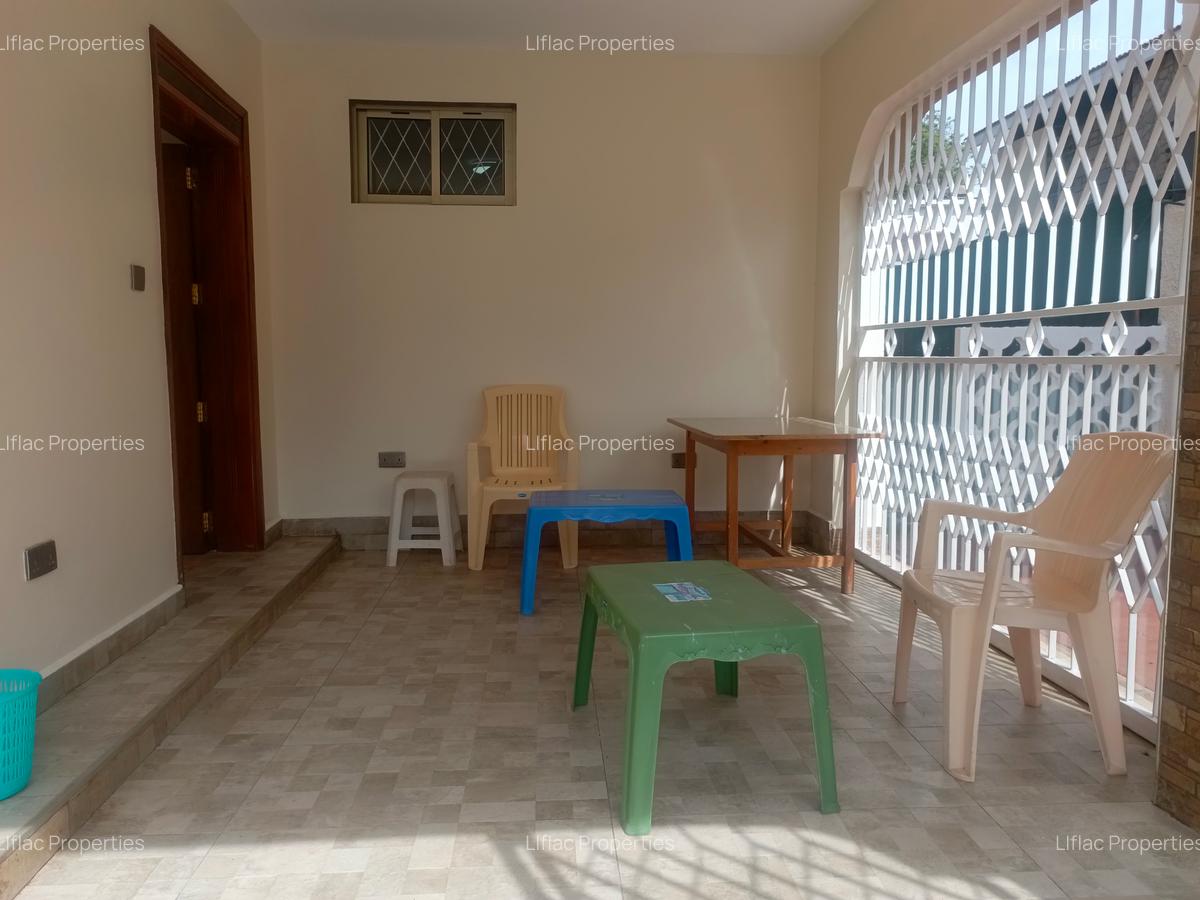 4 Bed House with En Suite in Ridgeways - 12