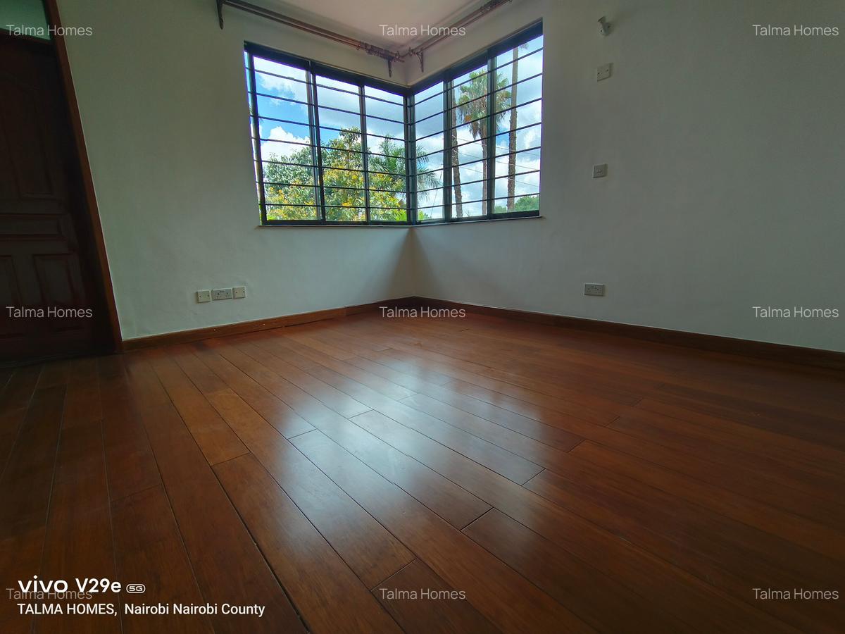 5 Bed Townhouse with En Suite at Lavington - 11