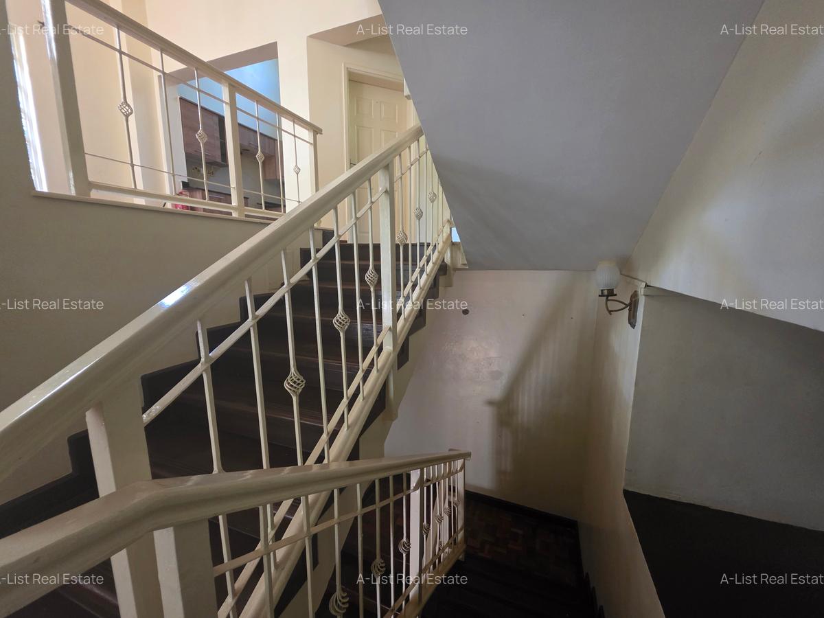 4 Bed Villa with En Suite at Redhill - 18