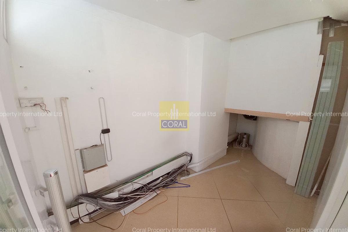 2,000 ft² Shop with Backup Generator in Westlands Area - 5