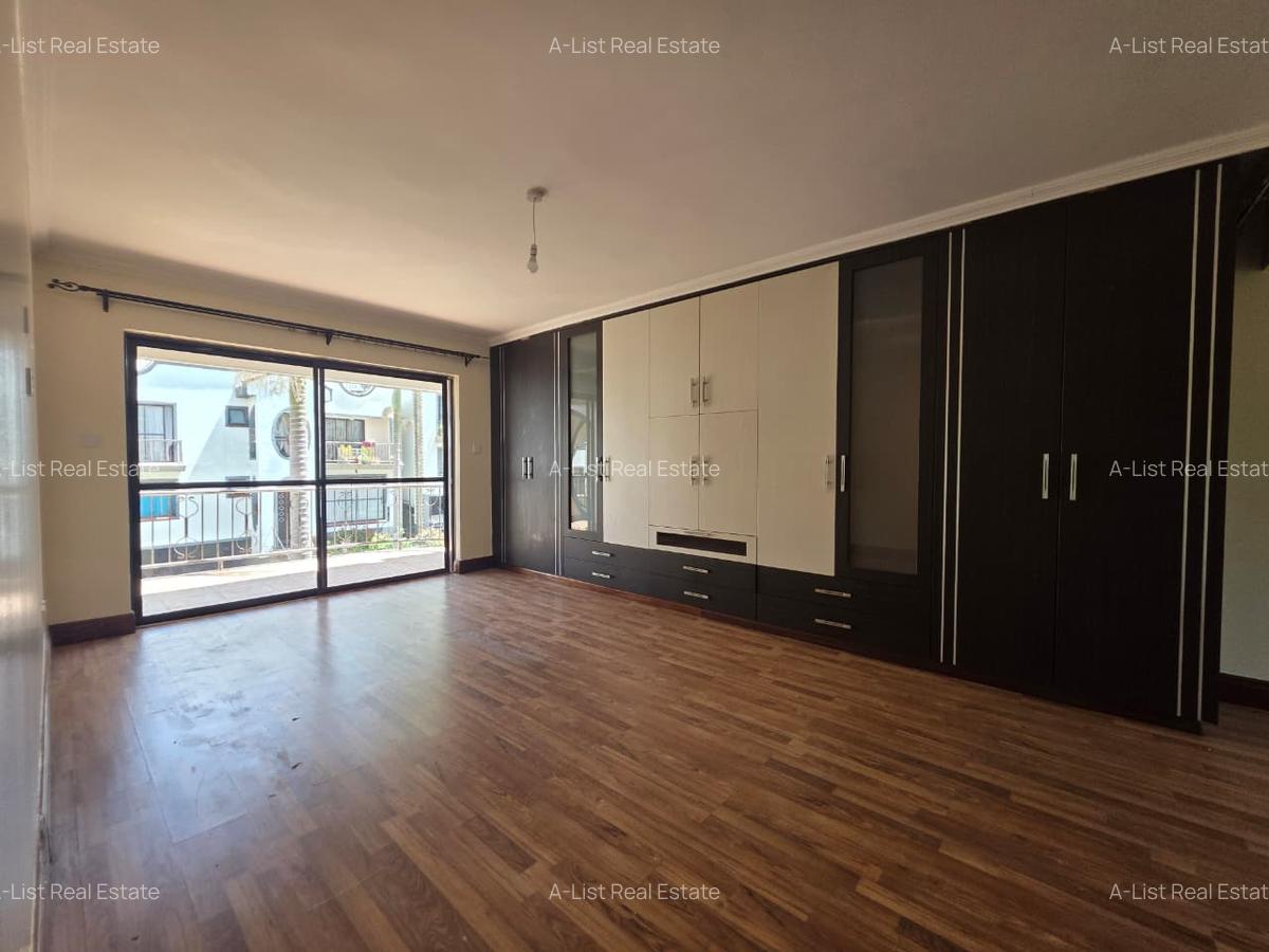 4 Bed Apartment with En Suite at Brookside - 10