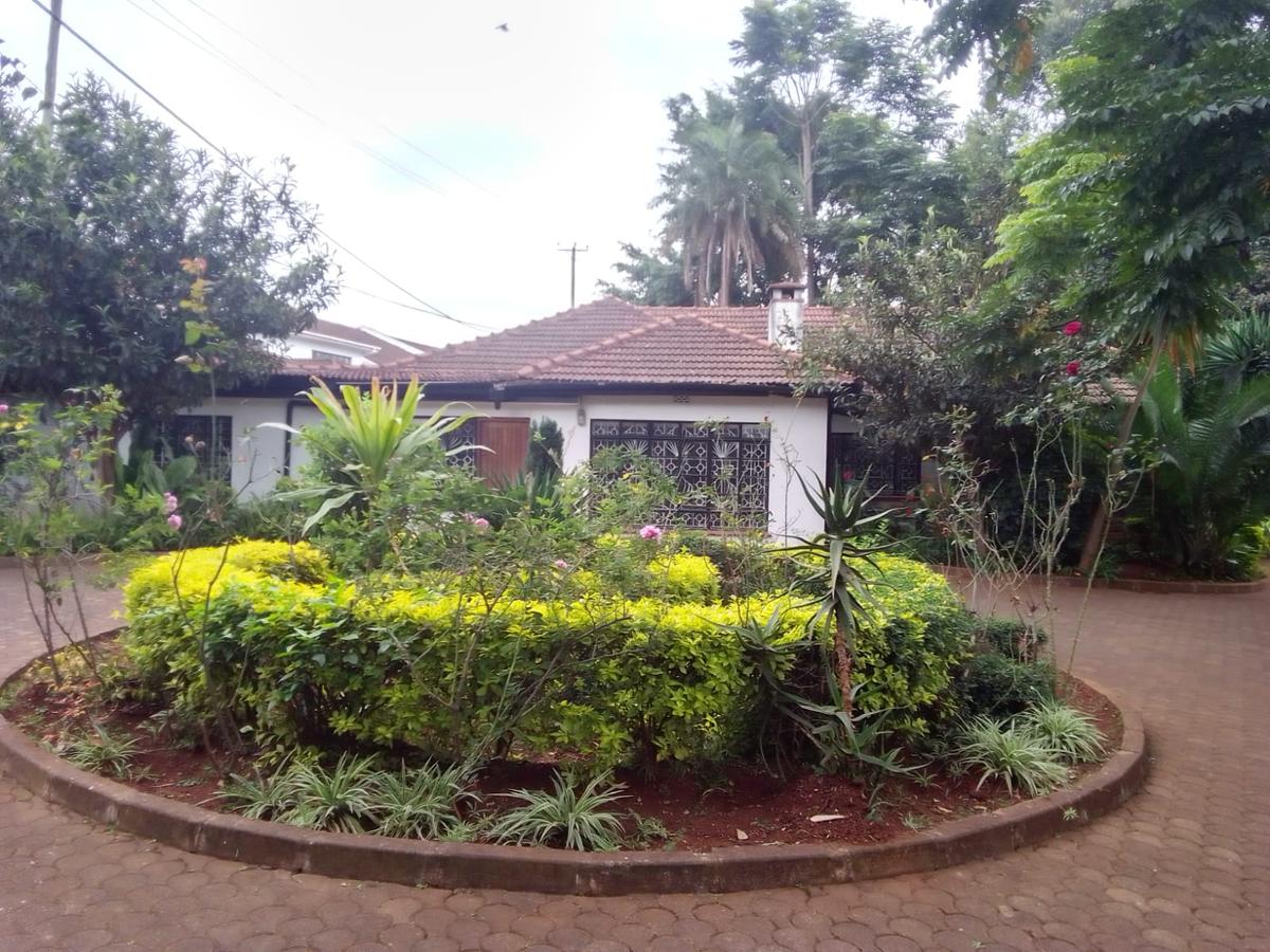 4 Bed House with En Suite in Lavington - 1