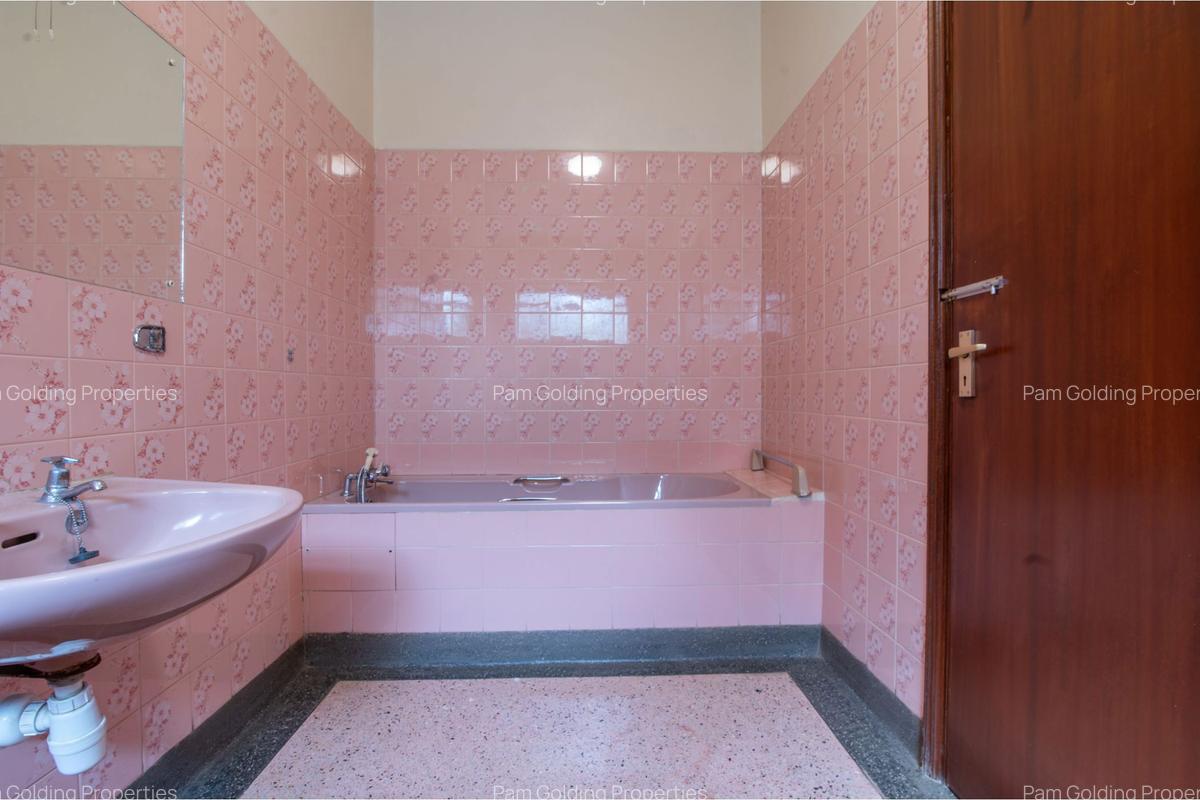 4 Bed Villa with En Suite at School Lane - 15