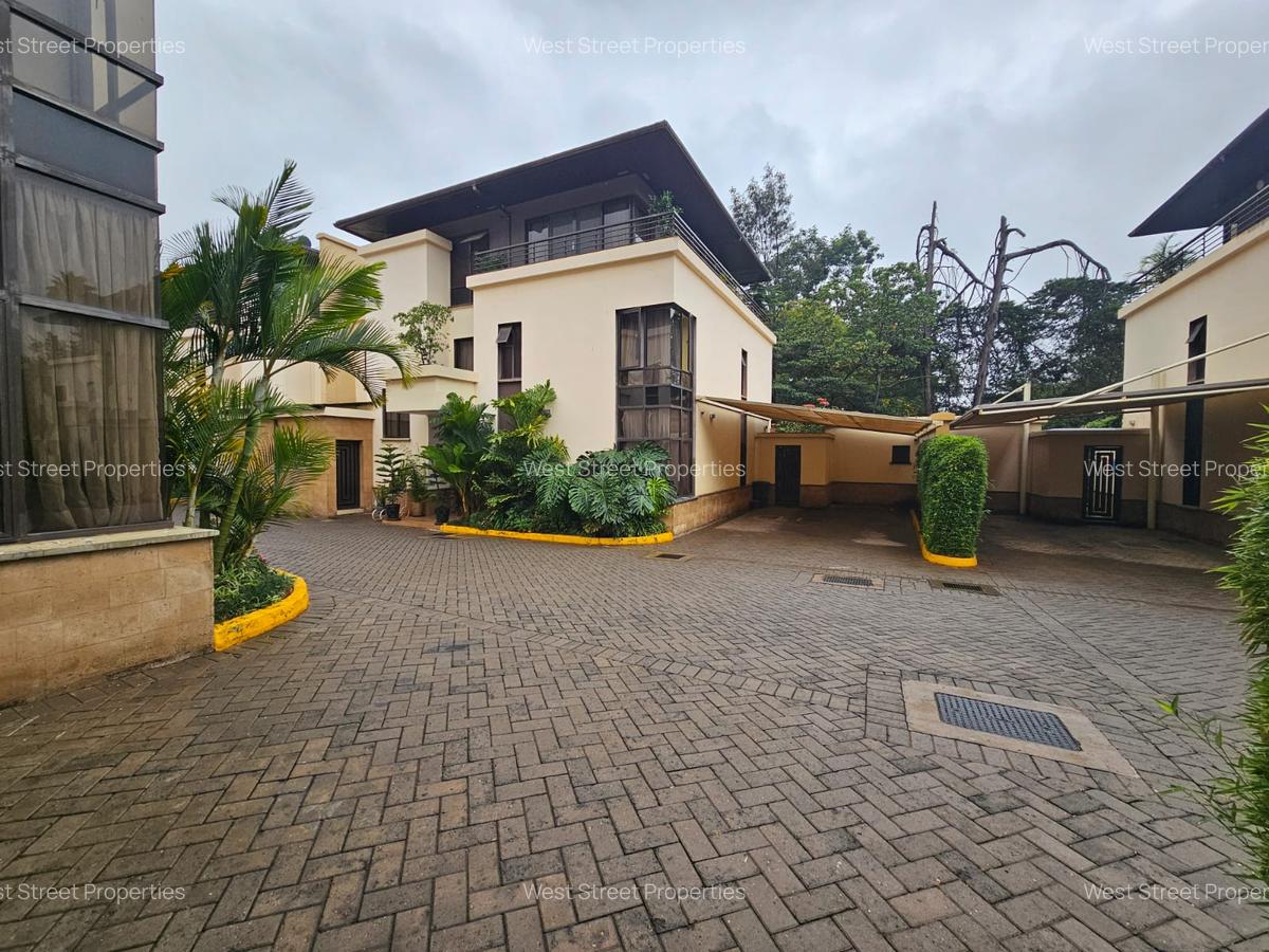 4 Bed Villa with En Suite at Lavington - 1