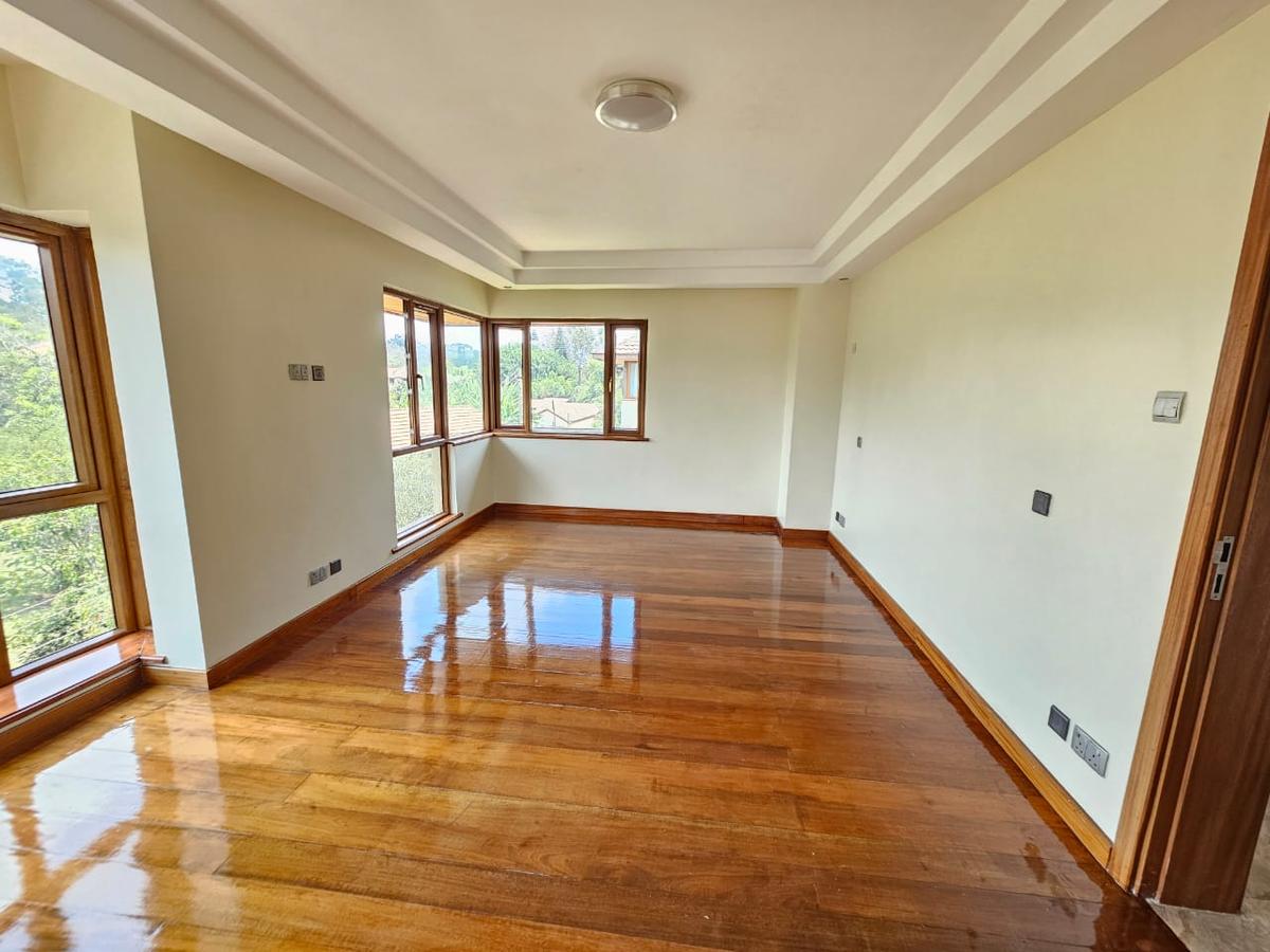 5 Bed House with En Suite in Lavington - 17