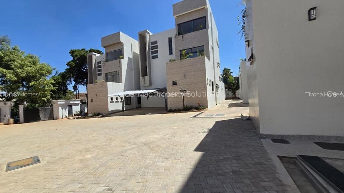 5 Bed House with Garden in Lavington - 11