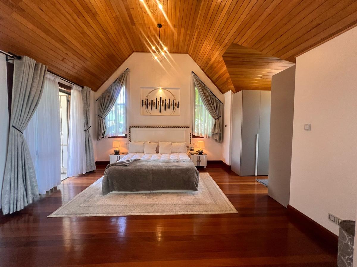 5 Bed House with En Suite in Lavington - 11