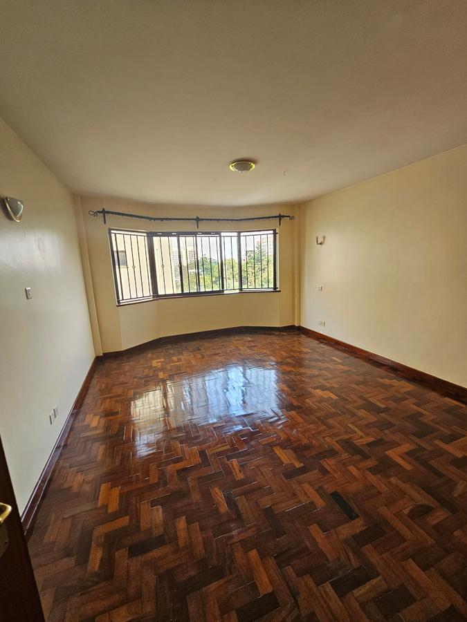 3 Bed Apartment with En Suite at Lavington - 16