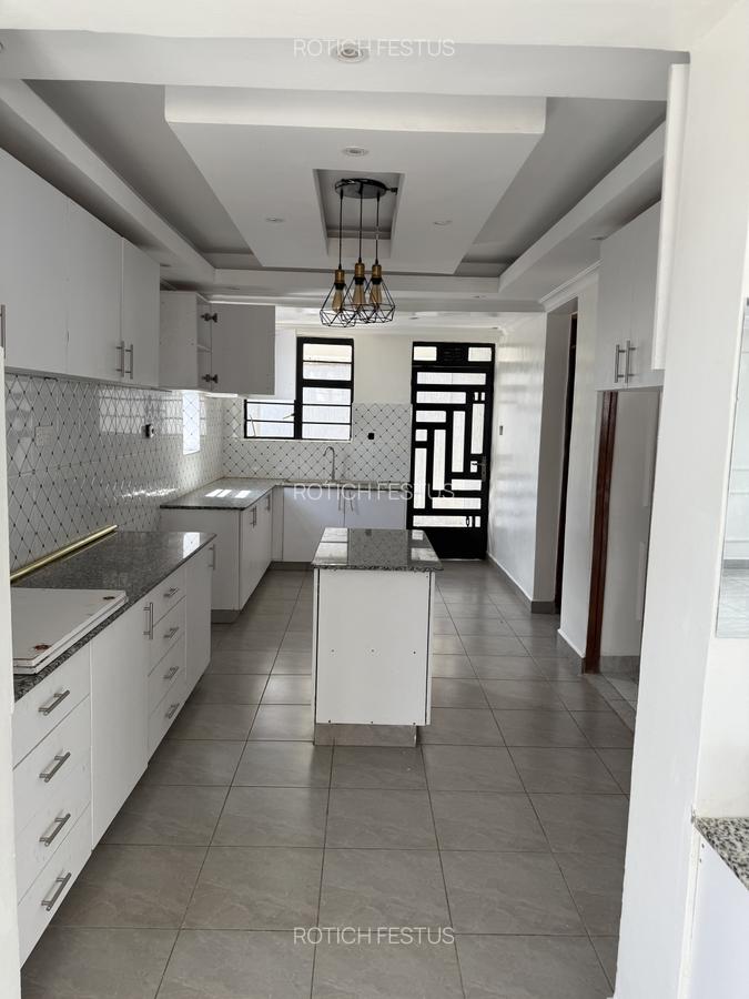 6 Bed House with En Suite at Membley - 6