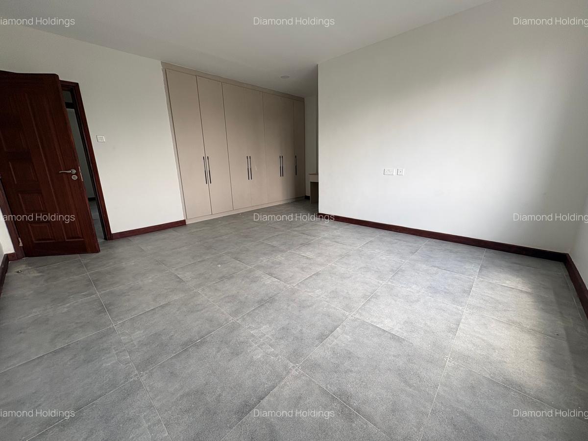 3 Bed Apartment with En Suite in Parklands - 5