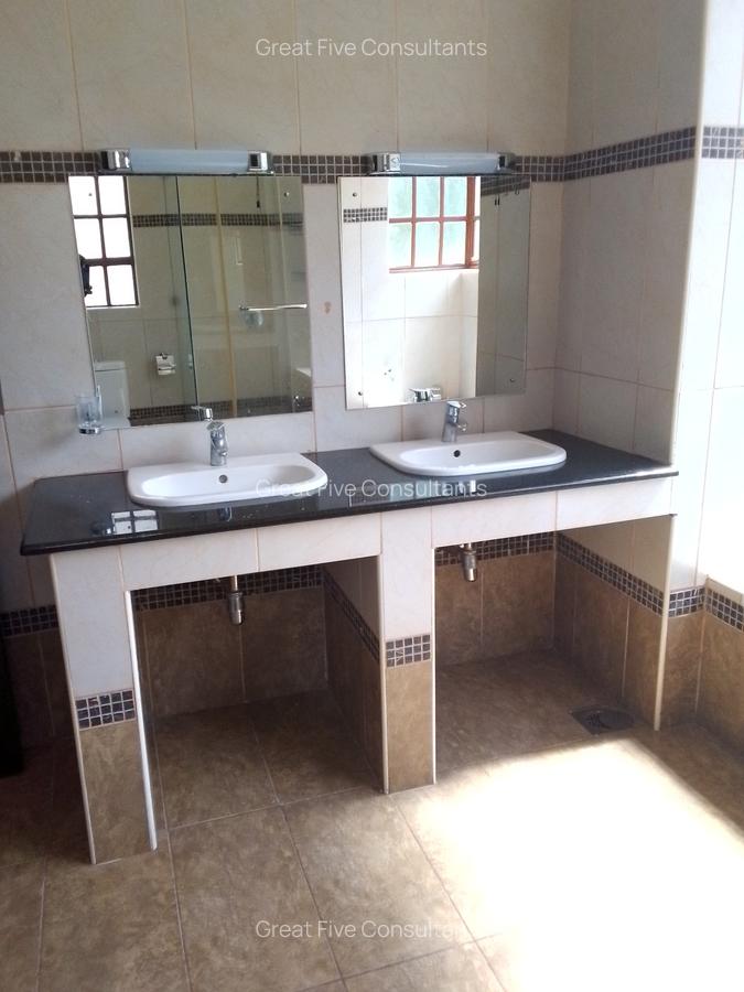 4 Bed Villa with En Suite in Rosslyn - 10