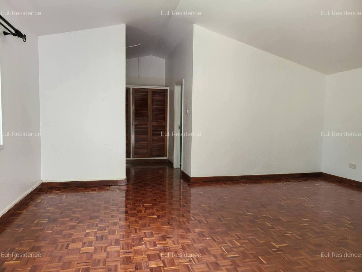 4 Bed House with En Suite at Hill View Crescent - 4