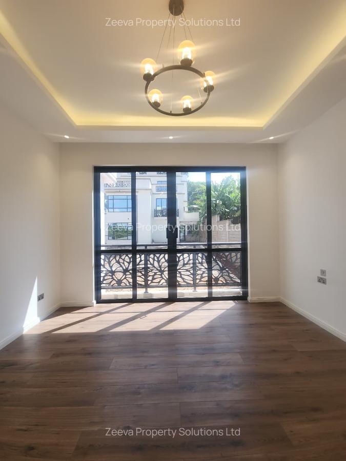 5 Bed House with En Suite in Lavington - 11