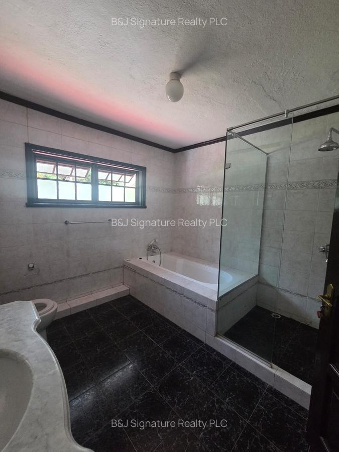 4 Bed Villa with En Suite in Riverside - 12