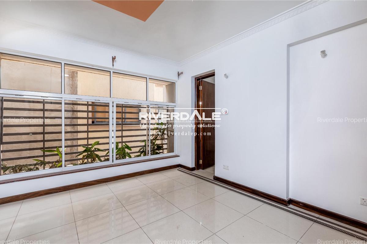 4 Bed Apartment with En Suite in Parklands - 5