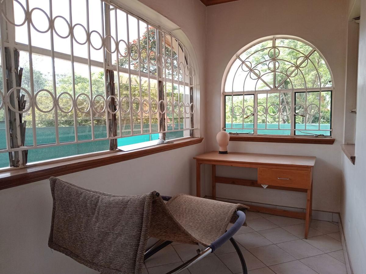 4 Bed House with En Suite in Lavington - 12