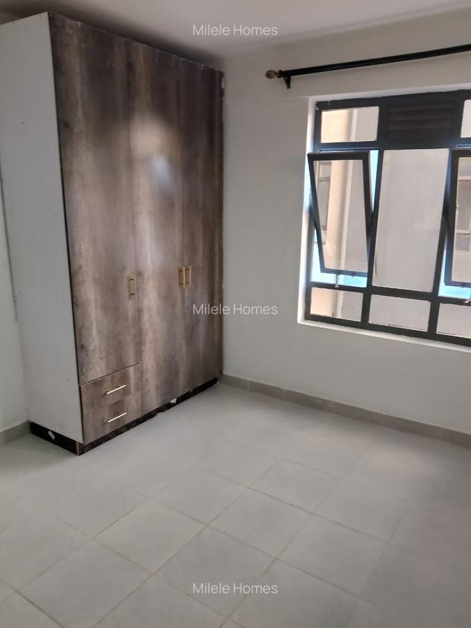 Serviced 2 Bed Apartment with En Suite in Garden Estate - 15