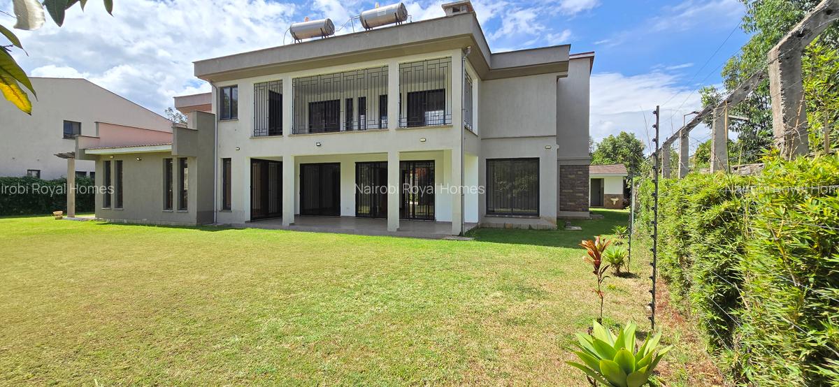 6 Bed House with En Suite at Lavington Green - 3