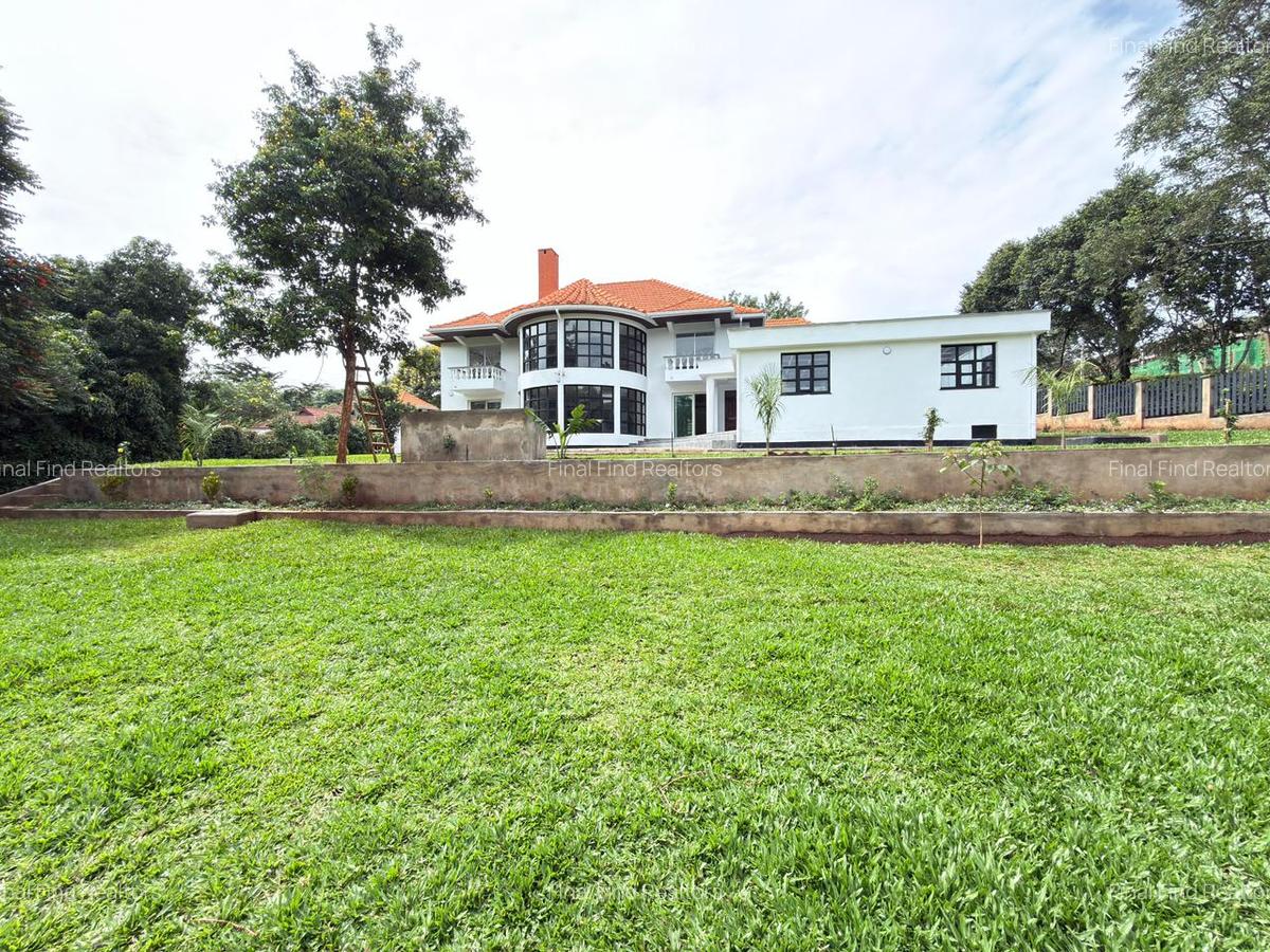 5 Bed House with Swimming Pool in Windsor - 12