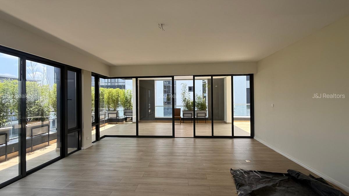 4 Bed Apartment with En Suite in Riverside - 4