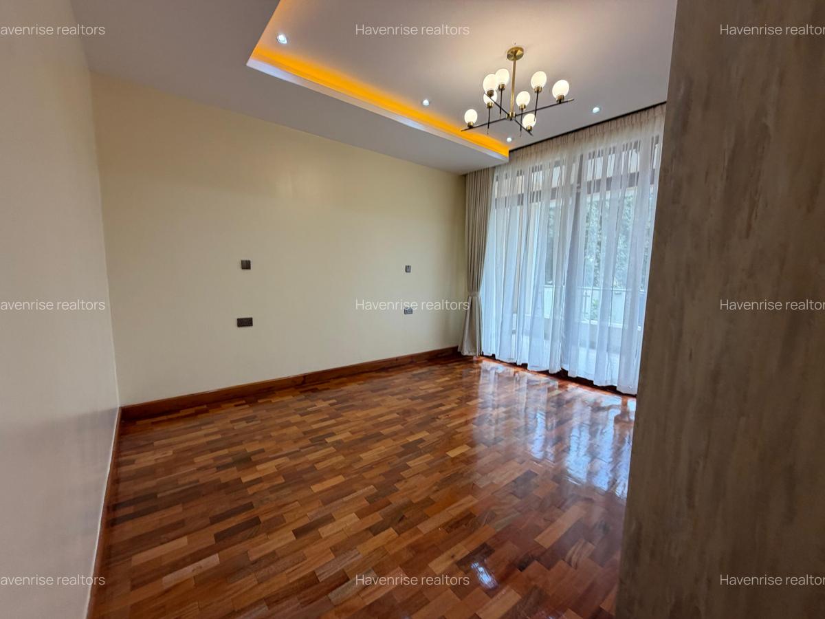5 Bed House with En Suite at Rosslyn - 11