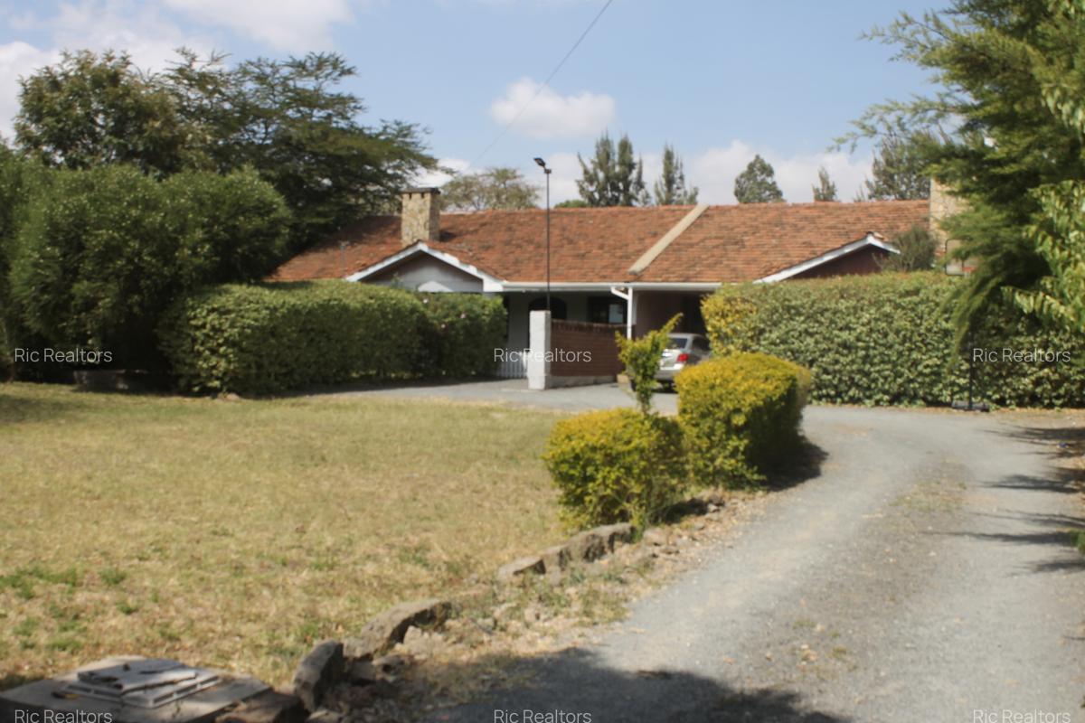 3 Bed House with En Suite at Karen - Fairacres - 4