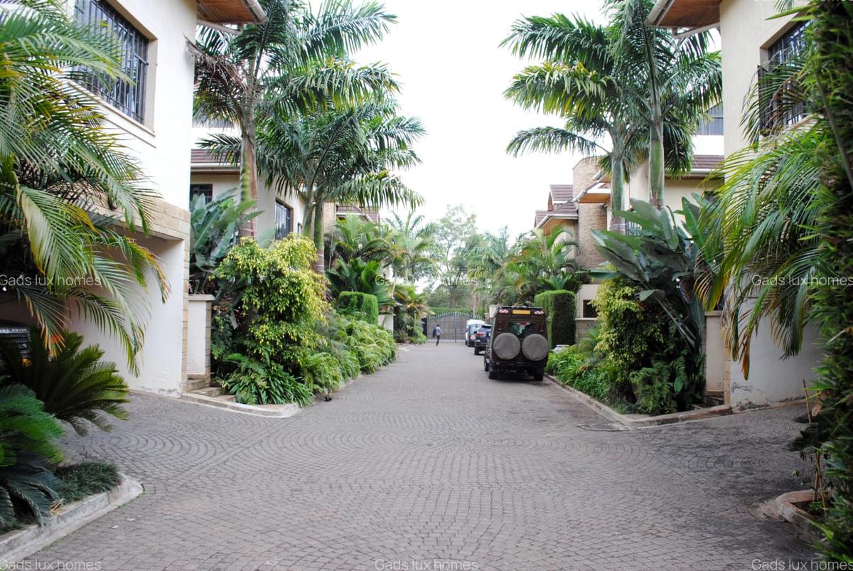 5 Bed Villa with En Suite at Lavington - 1