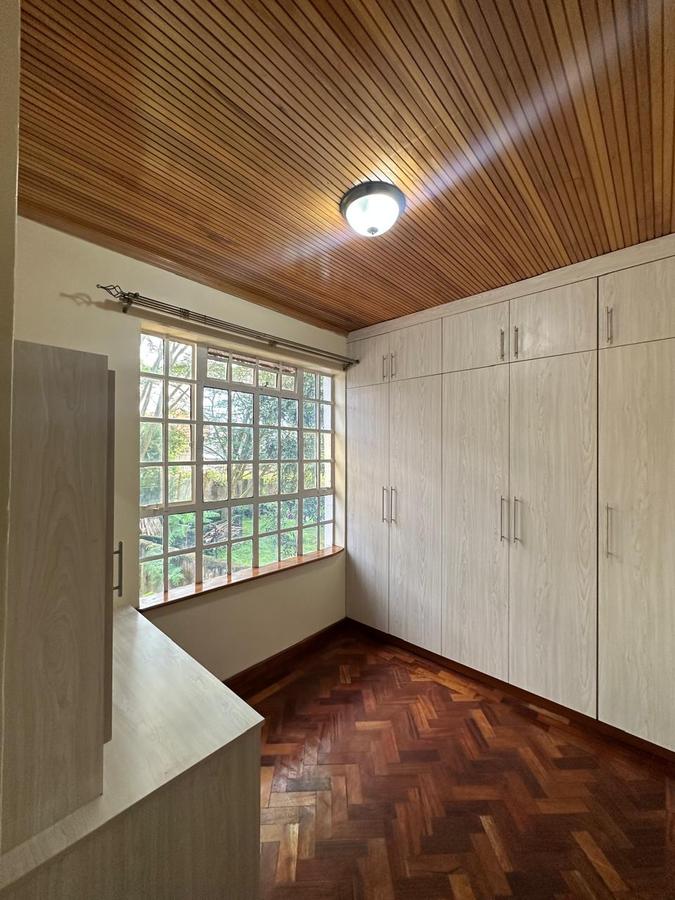 5 Bed Townhouse with En Suite in Lavington - 3