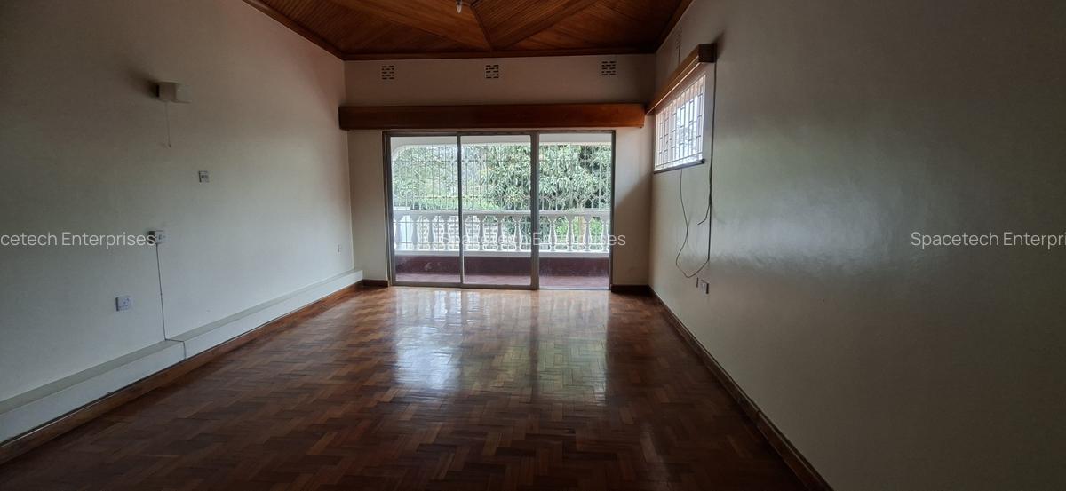 4 Bed House with En Suite in Rosslyn - 6