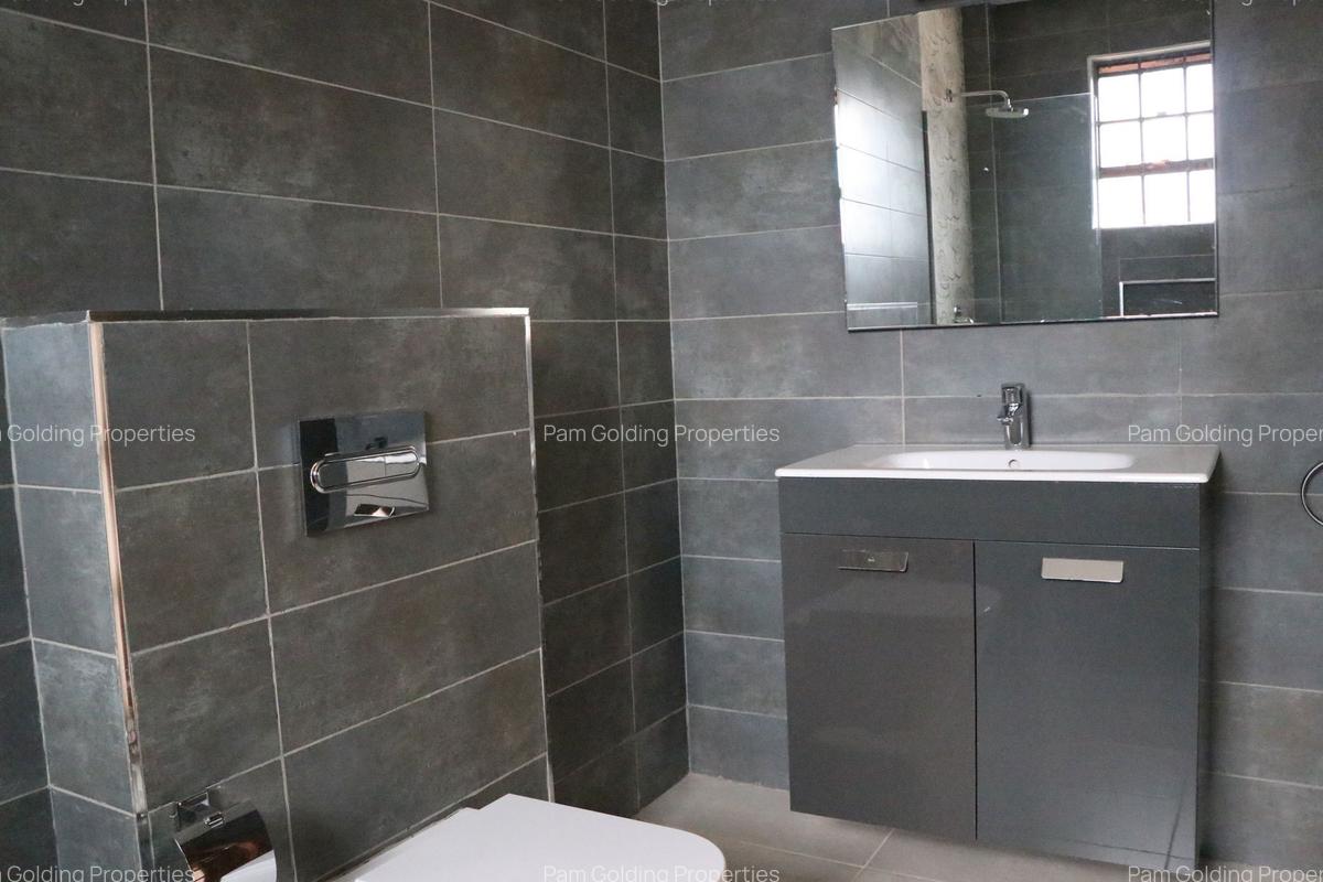 5 Bed Villa with En Suite in Runda - 14