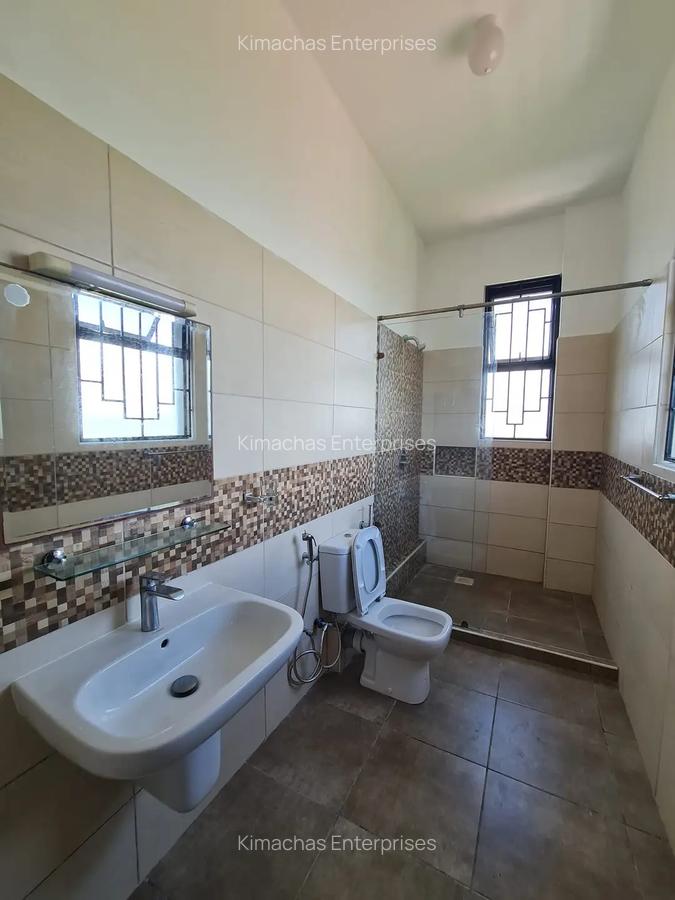 3 Bed Apartment with En Suite at Green Wood Drive - 10