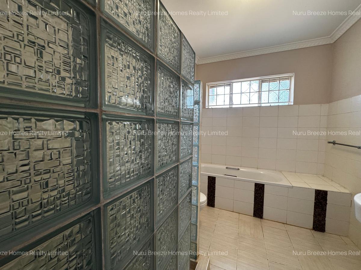 4 Bed House with En Suite in Runda - 10