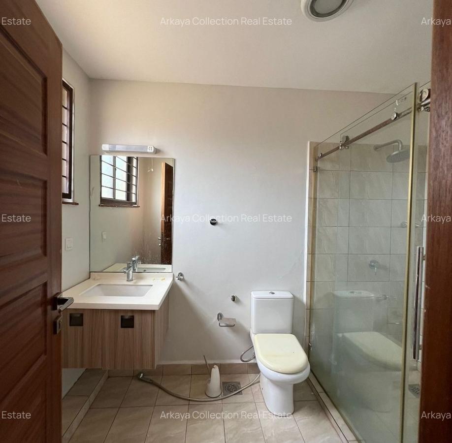 5 Bed House with En Suite in Lavington - 11