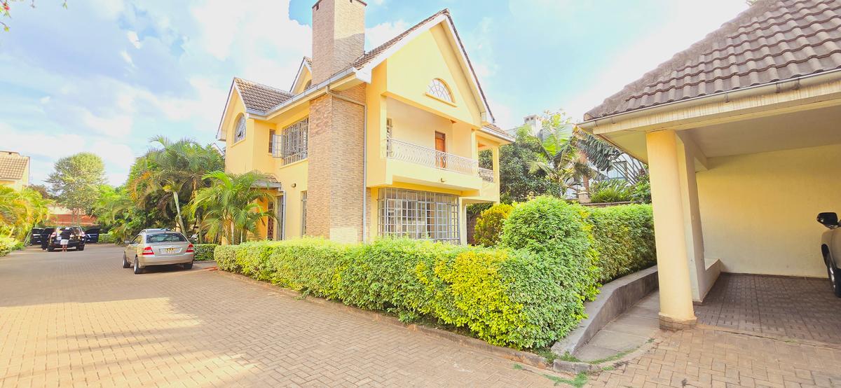 5 Bed Townhouse with En Suite at Lavington - 5