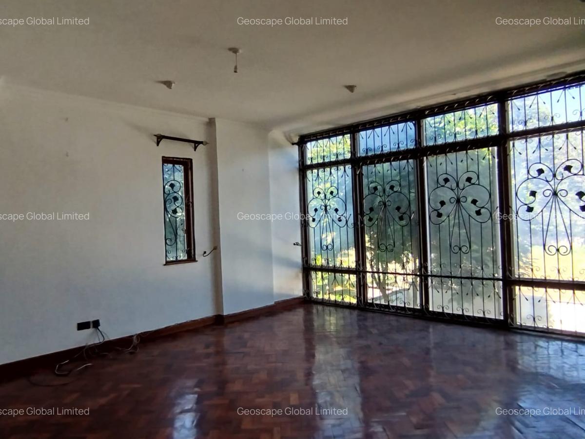 5 Bed House with En Suite in Lavington - 2