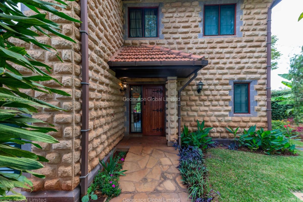 4 Bed House with En Suite in Ridgeways - 1