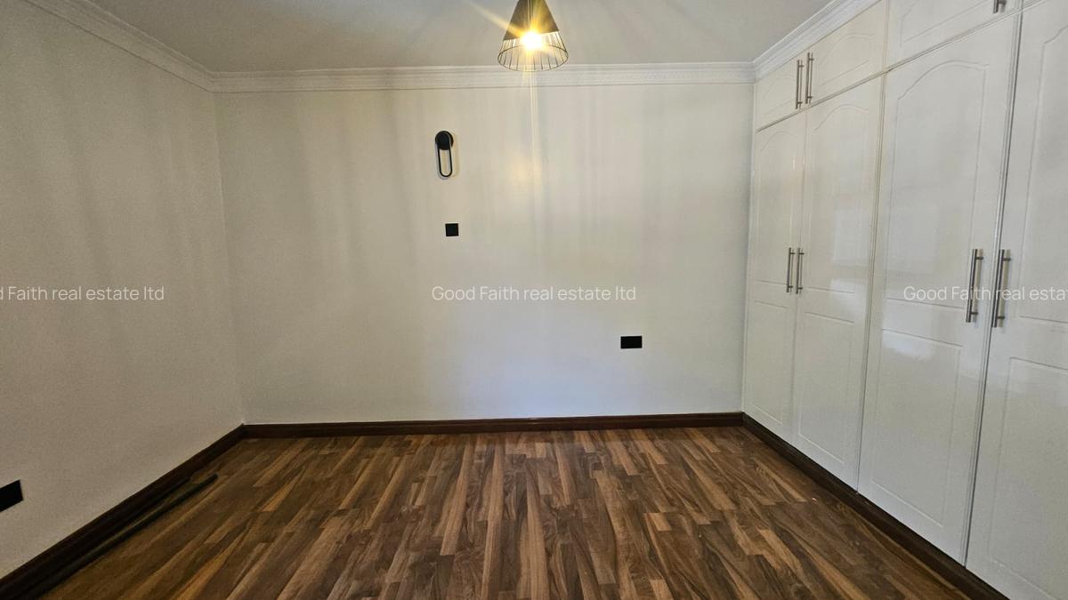 4 Bed House with En Suite in Lavington - 11