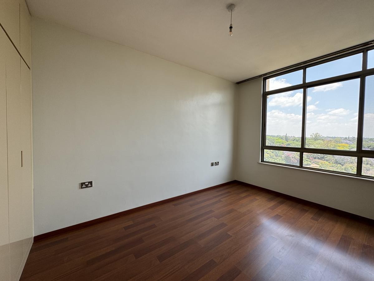 3 Bed Apartment with En Suite in Parklands - 12