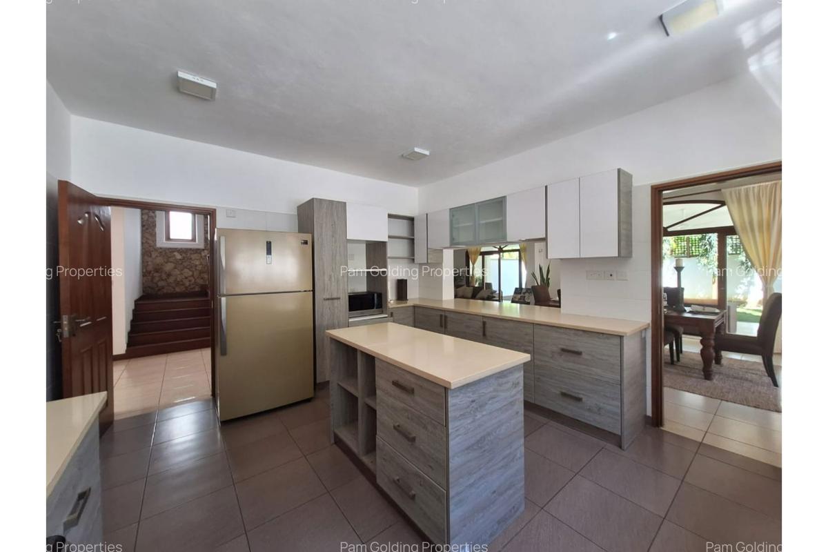 4 Bed Villa with En Suite in Nyali Area - 8