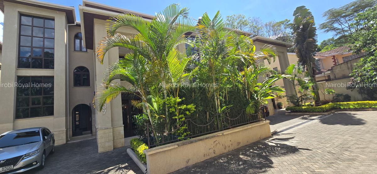 5 Bed House with En Suite at Lavington Green - 2