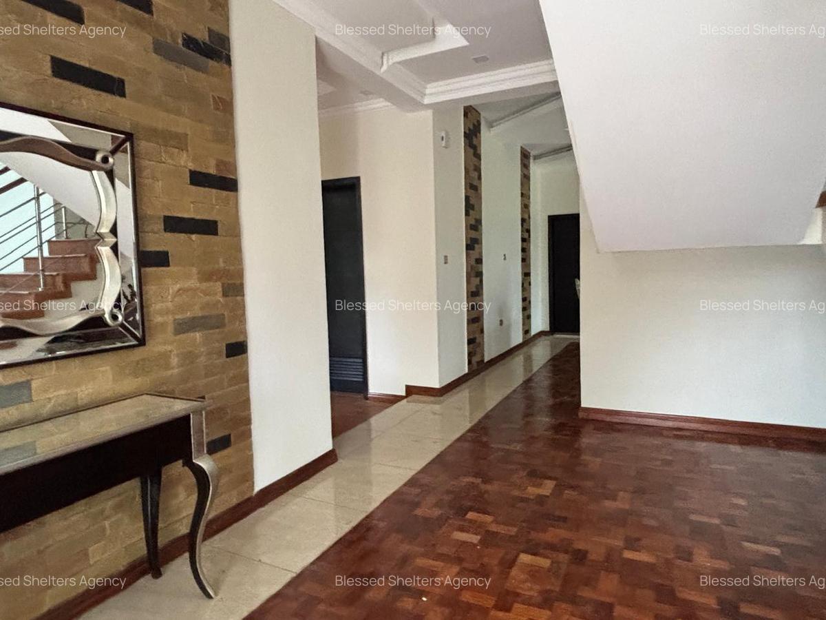 5 Bed Villa with En Suite in Ridgeways - 15