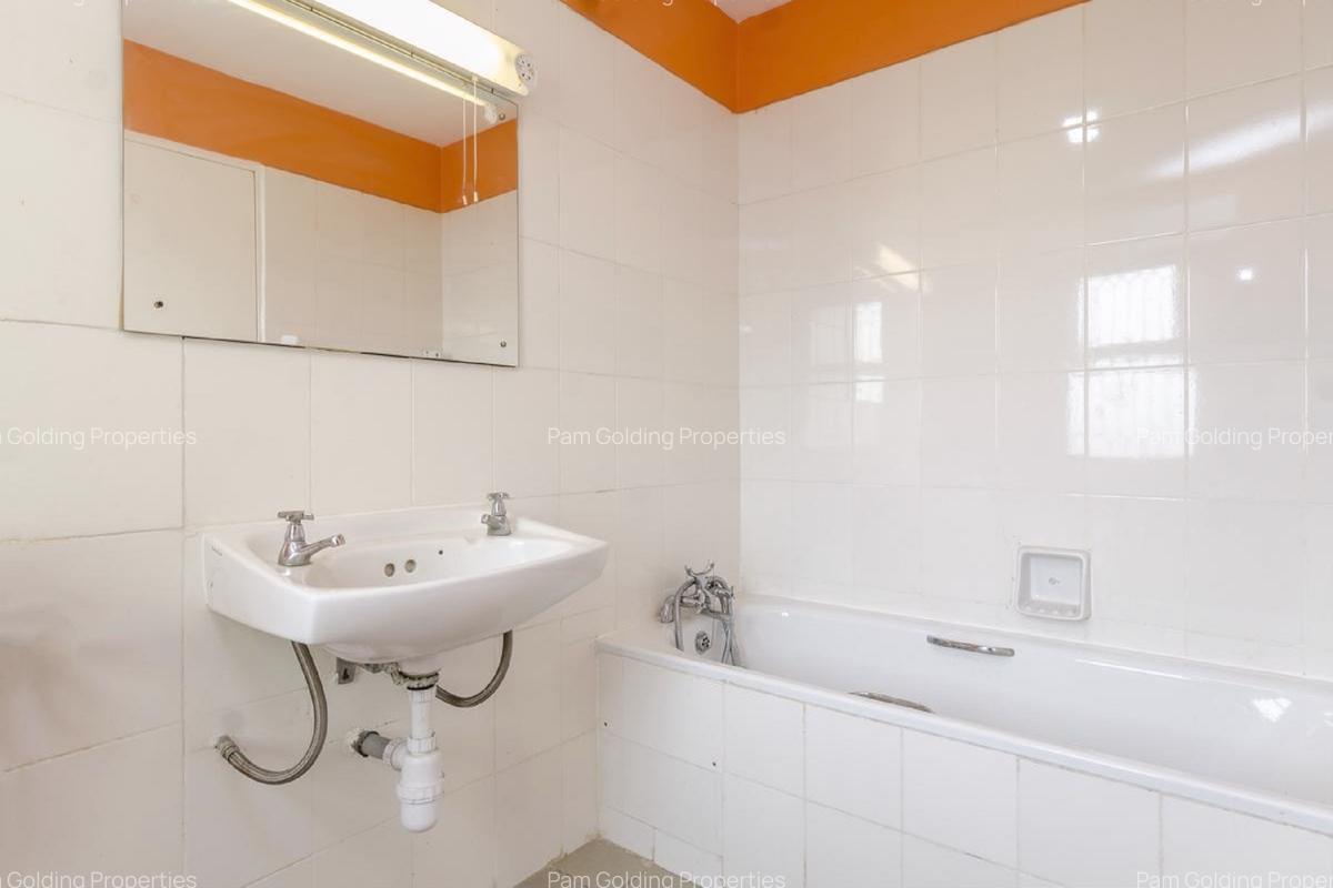 3 Bed Apartment with En Suite at Nyayo Estate - 10