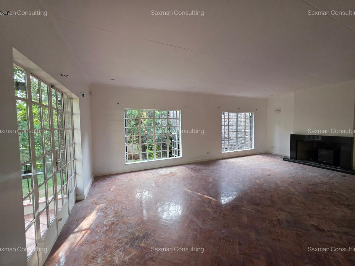 4 Bed House with En Suite in Lavington - 13