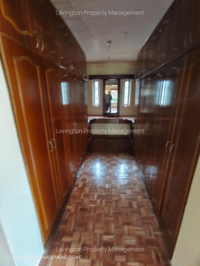 5 Bed House with En Suite at Lavington Green - 15