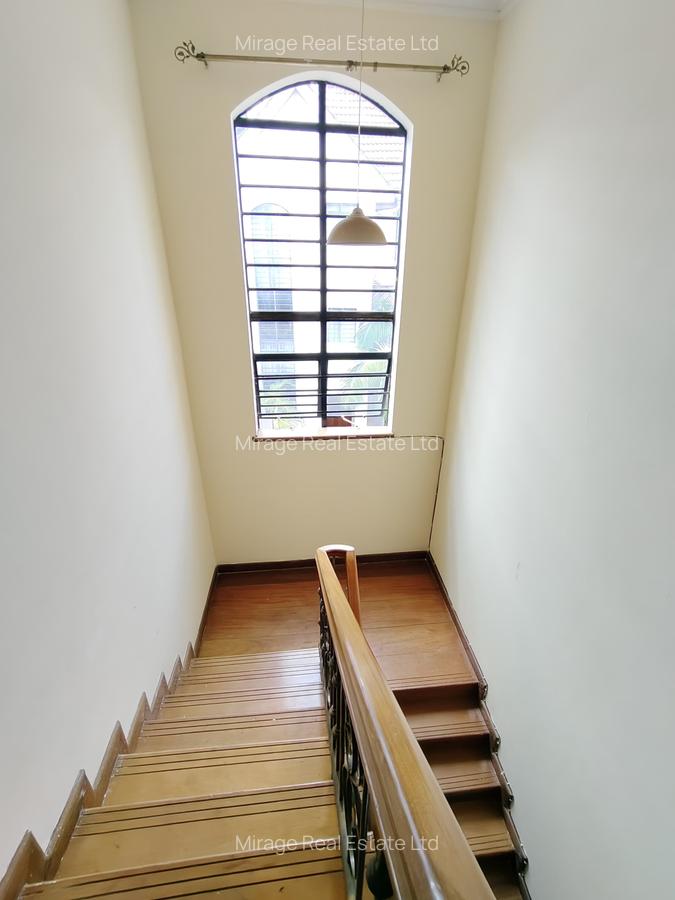 5 Bed Townhouse with En Suite in Lavington - 18