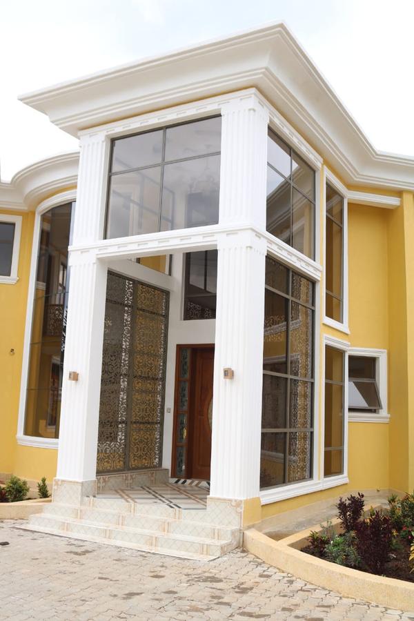 5 Bed House with En Suite in Runda - 16