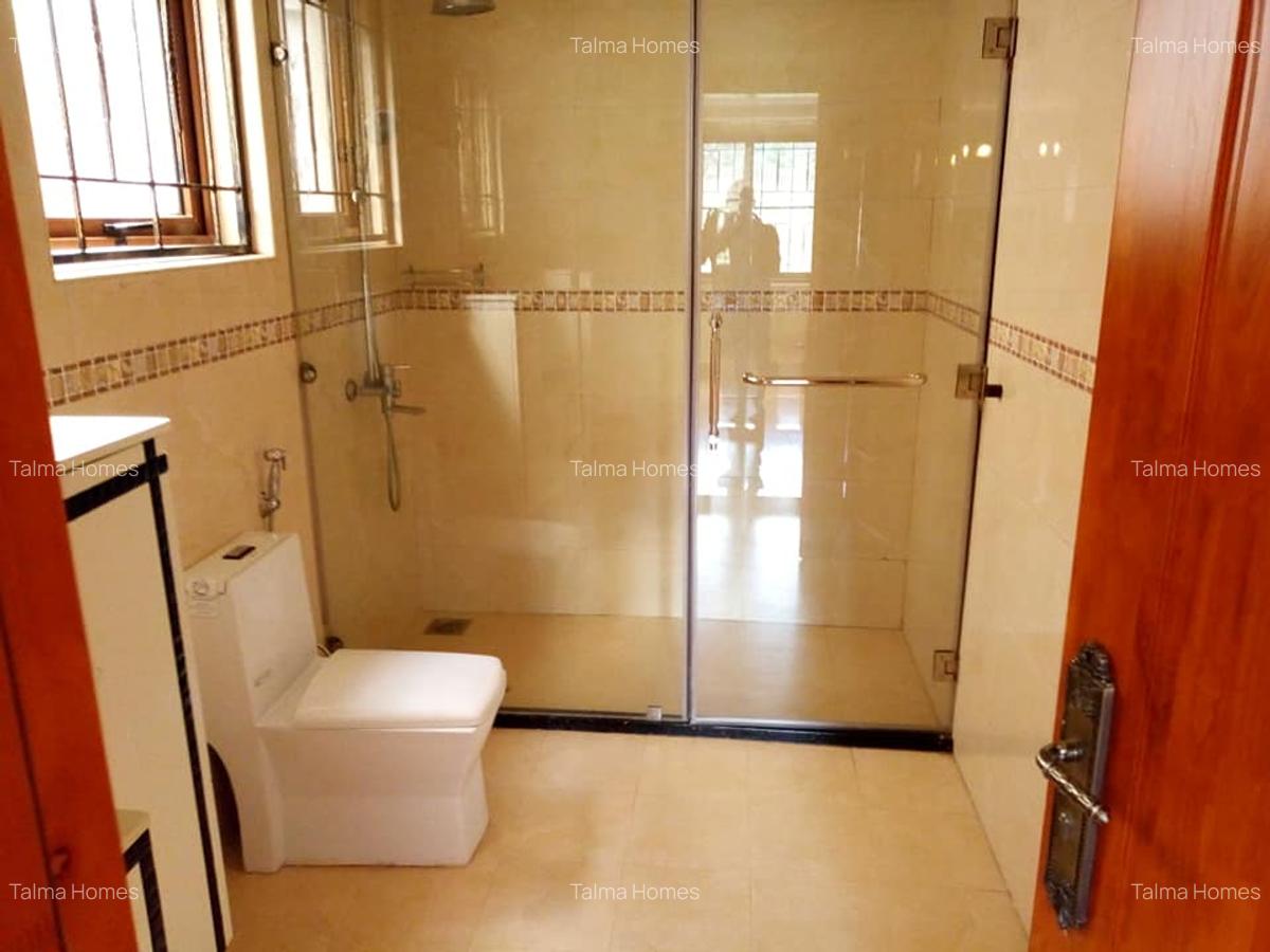 5 Bed Townhouse with En Suite at Lavington - 14