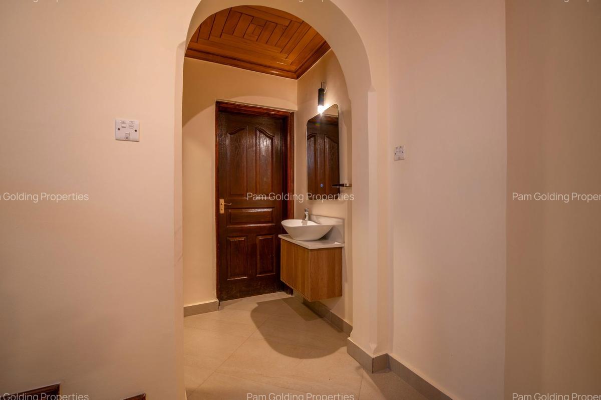 5 Bed House in Runda - 8