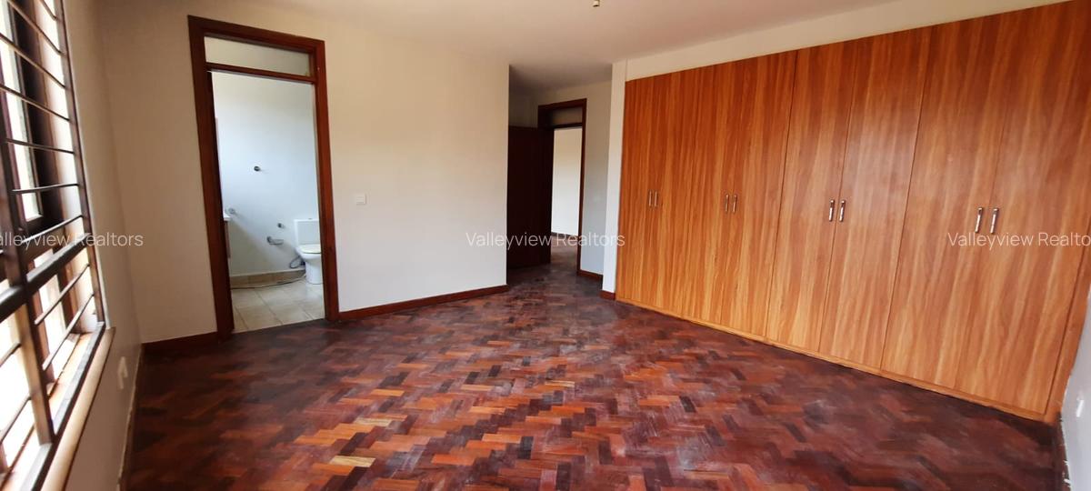 5 Bed Townhouse with En Suite at Lavington - 4